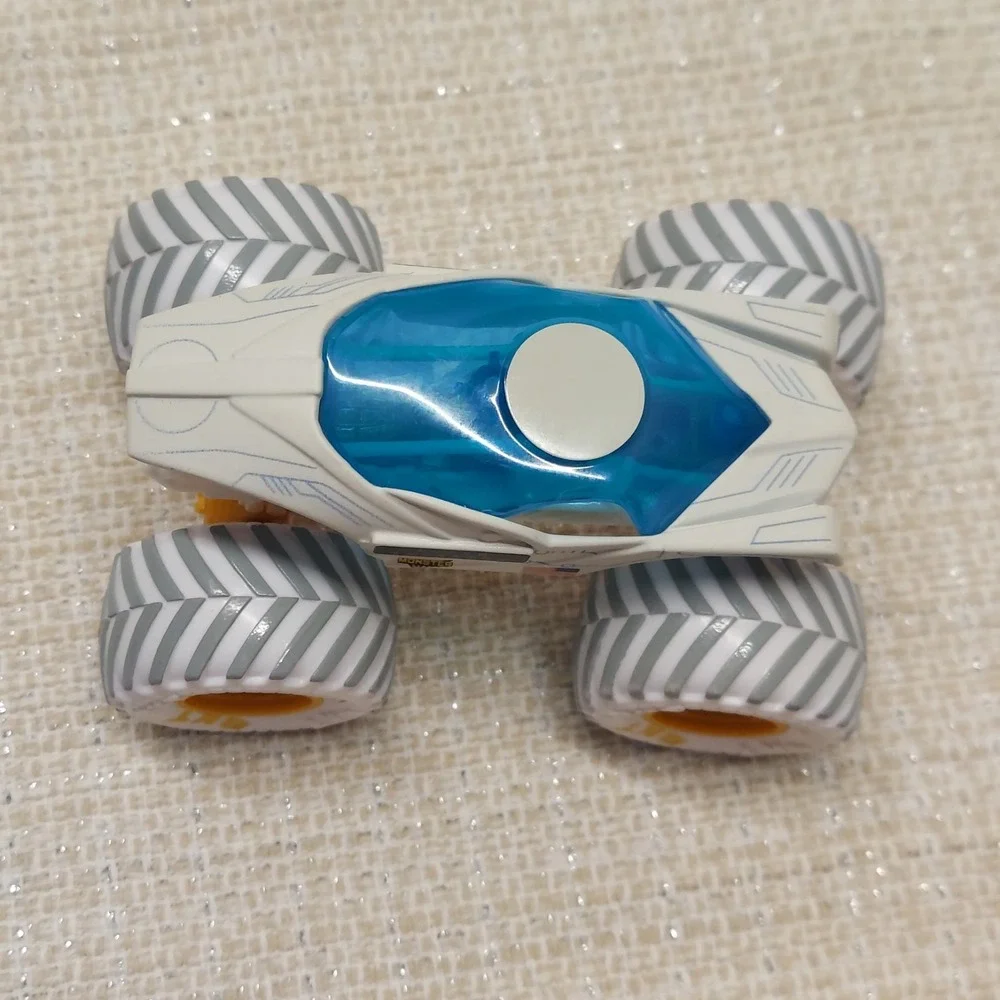Monster Jam Alien Invasion 1:64 Monster Truck GEARS And‎ Galaxies White Walmart